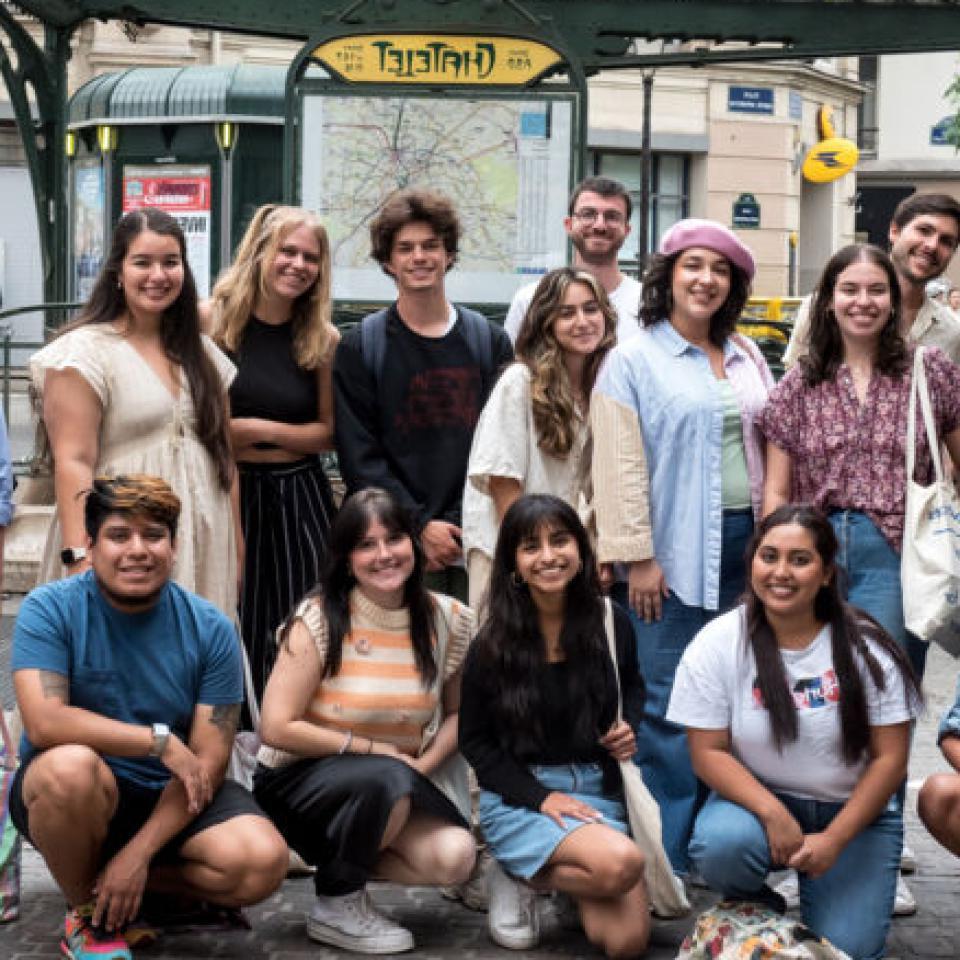 St. 爱德华的 students studying abroad in Paris, France