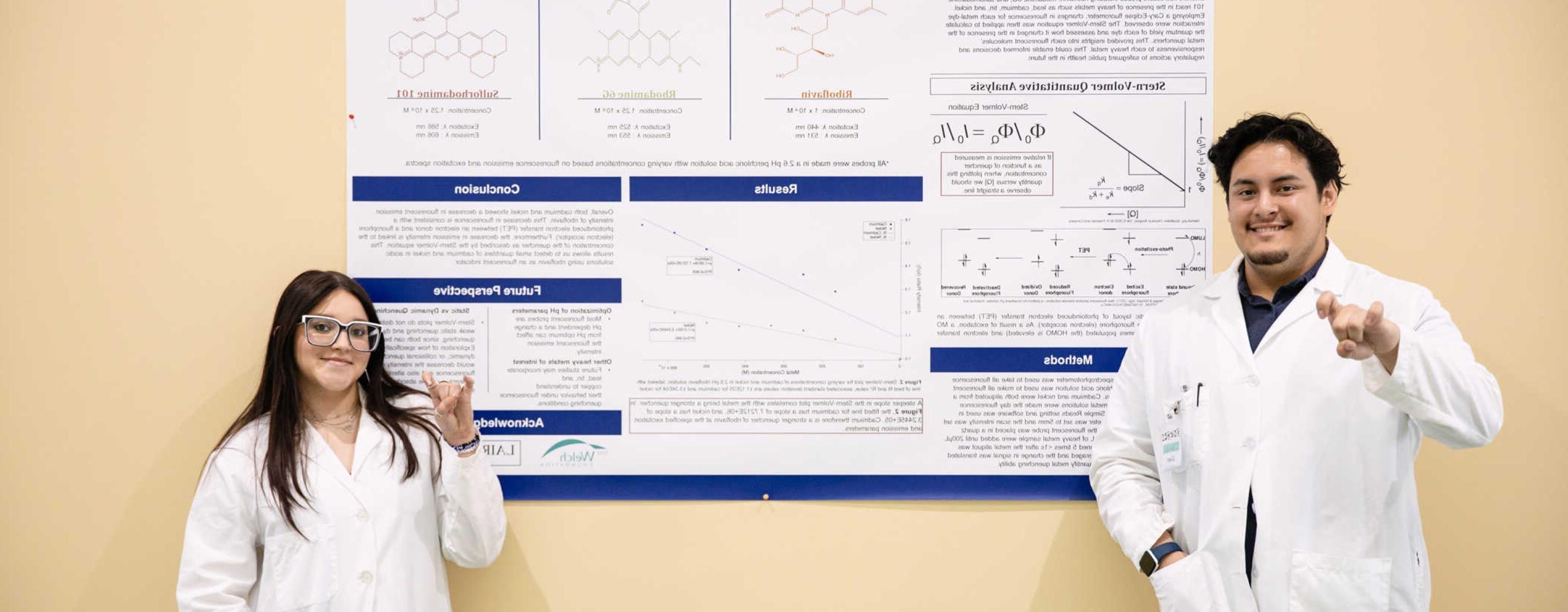 两个圣. Edward's students present their research at a symposium