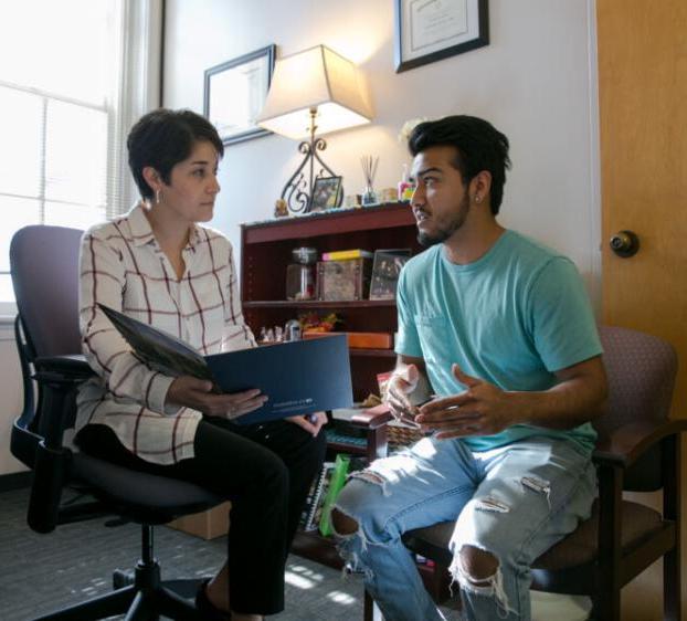 Student Financial Services assists a student with financial planning for college