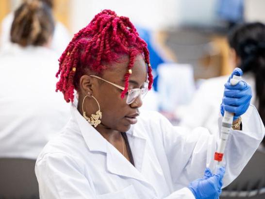 一个圣. 爱德华。's student working in a microbiology lab